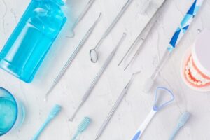 インプラントの素材は何ですか？