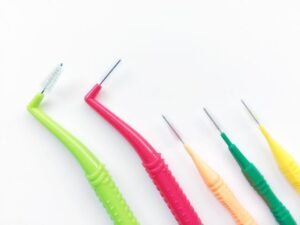インプラントに歯間ブラシは使えますか？